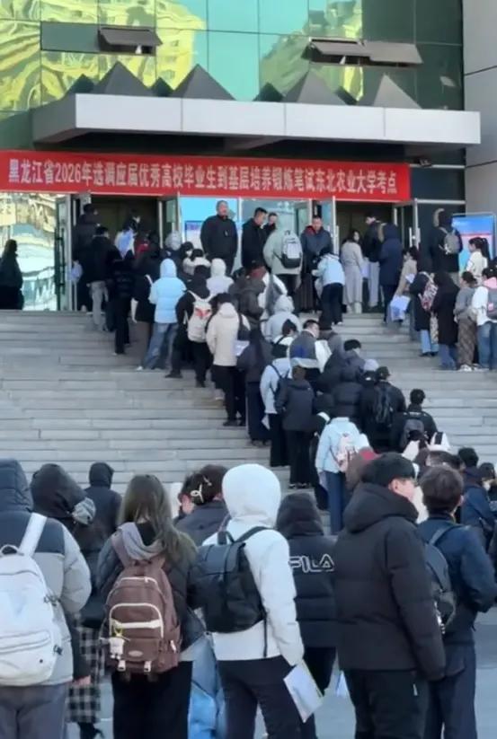 门开了，但好像只是嵌了条缝儿。2026省考，23个省份把年龄上限从35岁推到