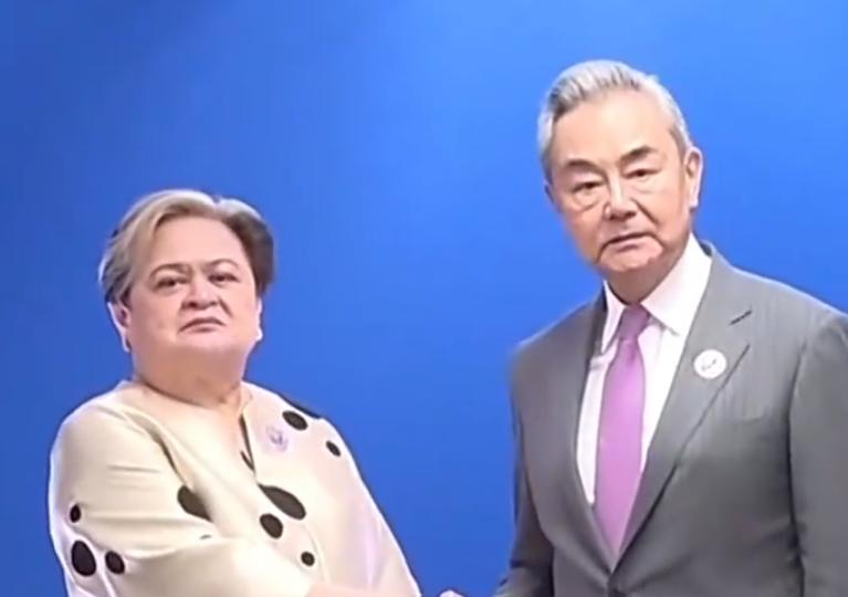 揣着真相故意装瞎！ 7月22日，东盟外长会期间，菲律宾外长拉扎罗和我们王毅外