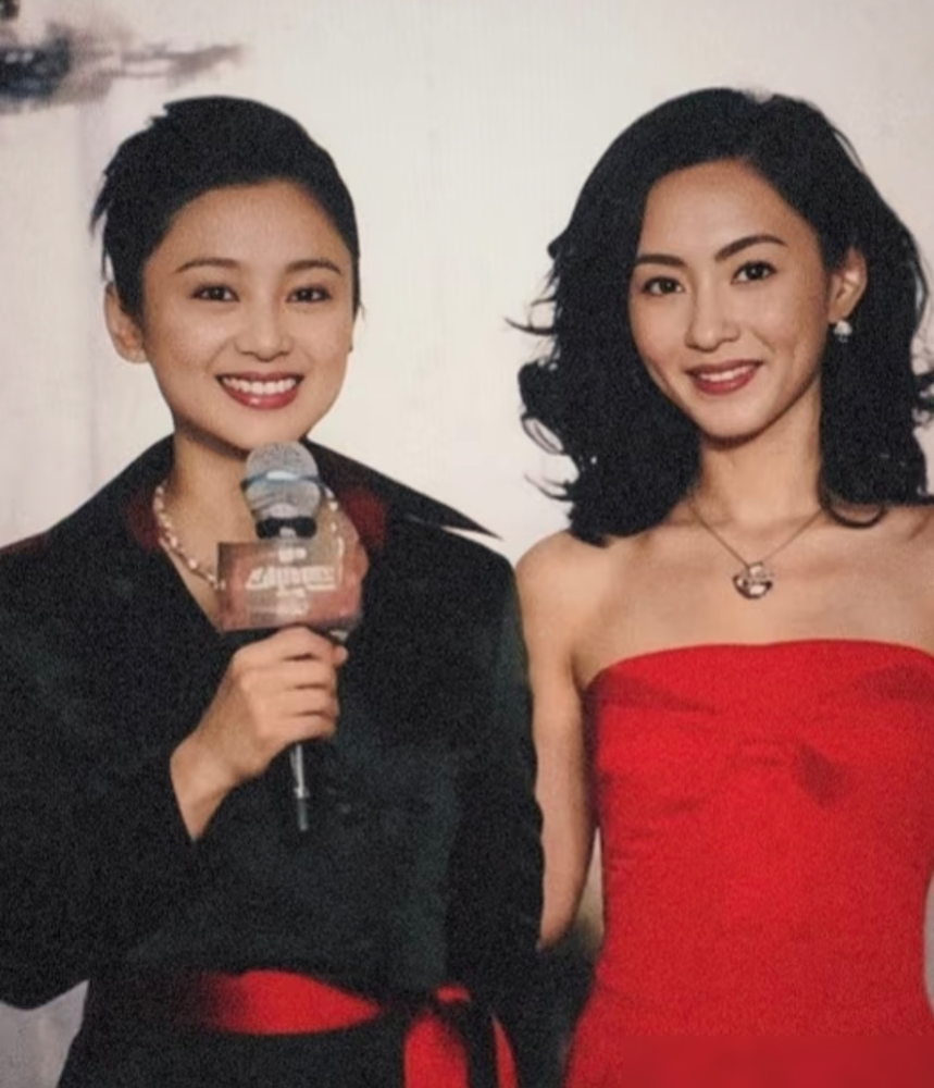 37岁陈红碰上25岁张柏芝，直接被群嘲断崖式衰老。照片里，25岁的张柏芝骨肉紧实，随便一拍，骨相挑不