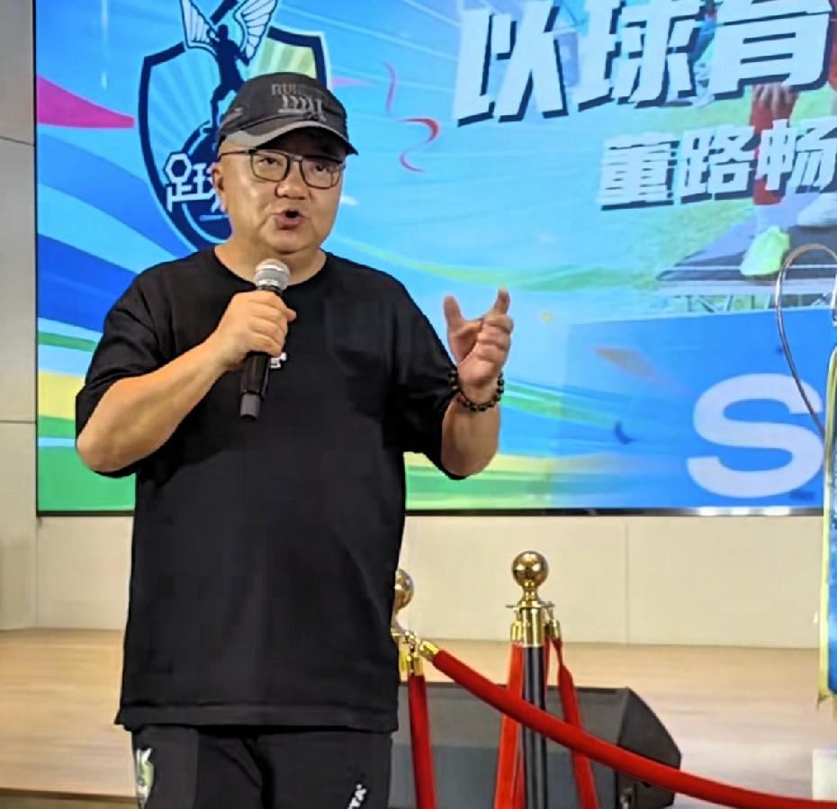 董路“以球育少年，乐播向未来”，这场中国足球小将主题分享会，现场坐满了退休老教授