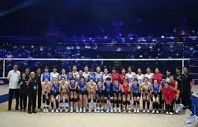 一张珍贵的历史照片就此诞生。中国台北女排0：3负于中国队后却非常开心，中国队精