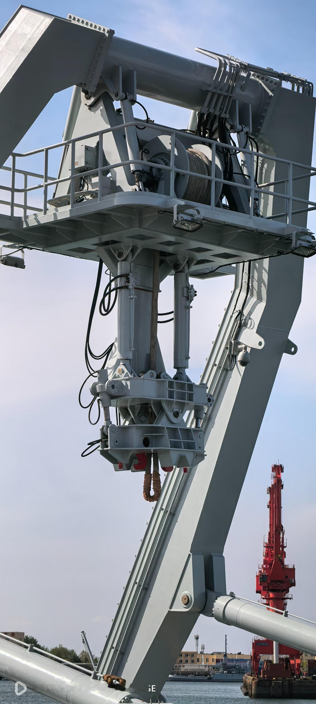 “阳澄湖”打捞救生舰上的大型液压A架，舰载重型水下装备的核心收放机构，吊放LR-