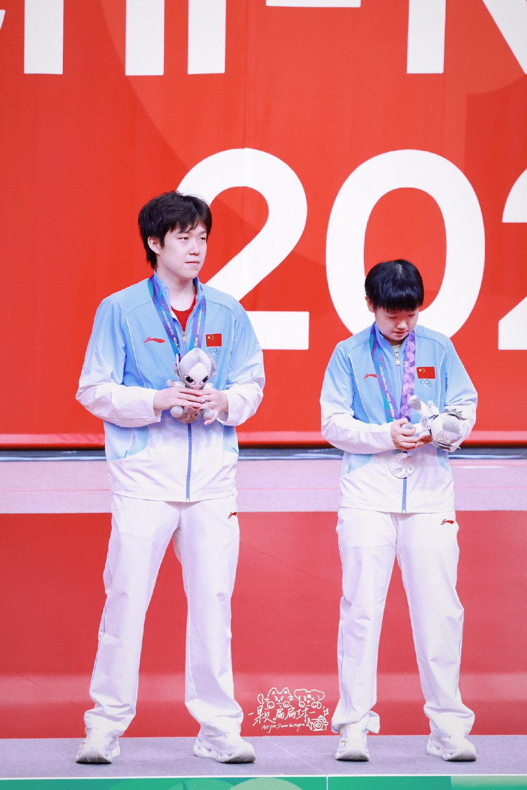 还好你们身旁有彼此[抱抱]拍摄：修图：​