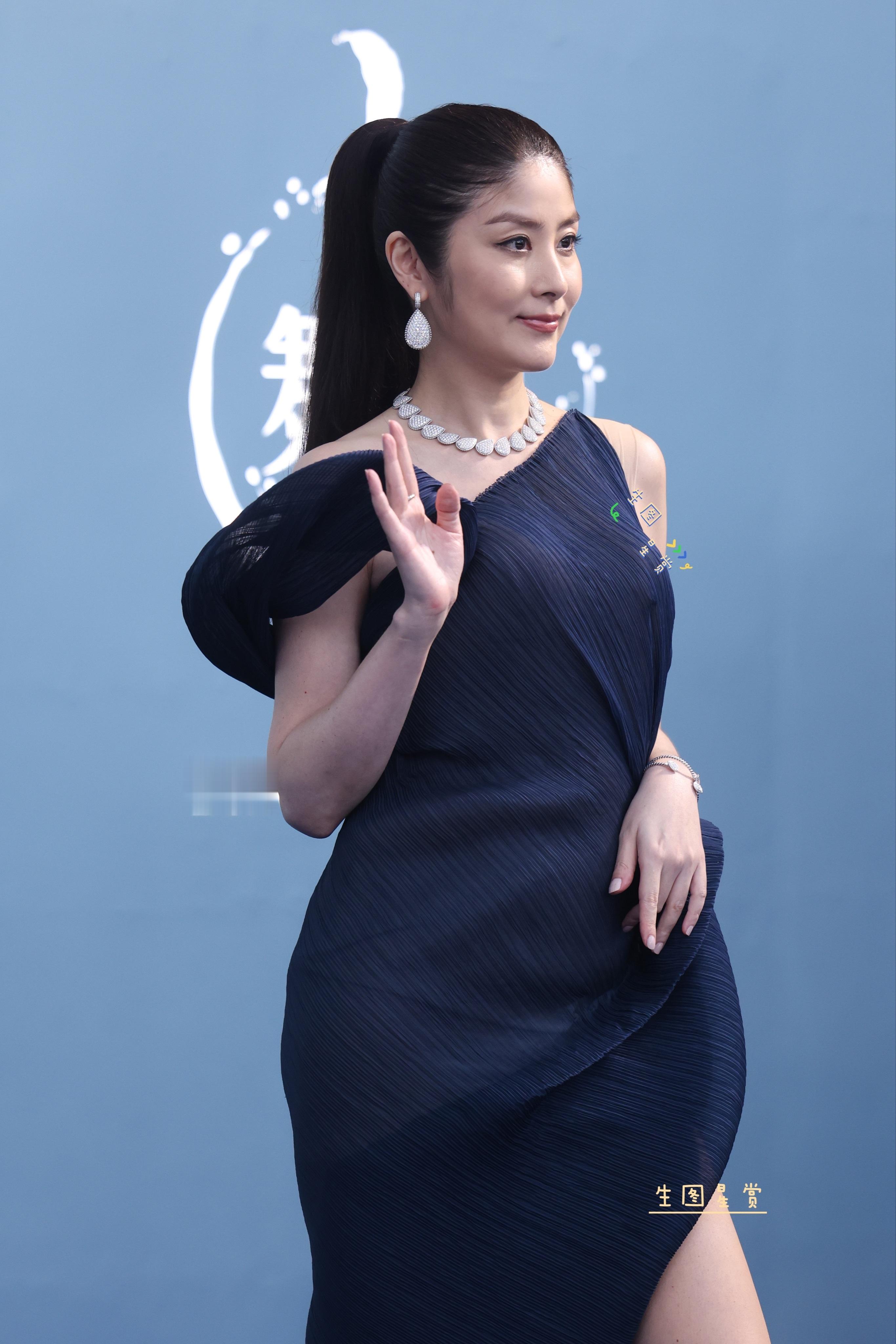 陈慧琳高马尾简约风裙摆红毯，港星女神自带光芒气场✨水舞间​​​