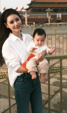 汪小菲儿子的第一个国庆，妈妈带他打卡天安门，细节可以看出，马筱梅三观很正，她穿了一件白衬衫，牛仔裤，