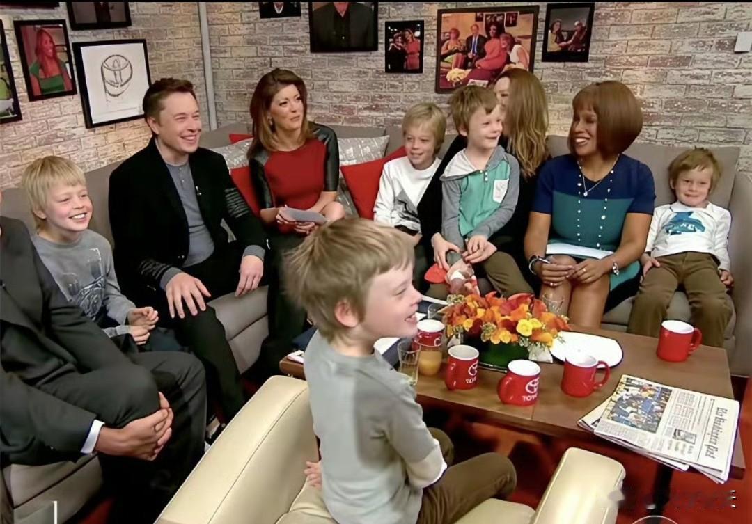马斯克不愧是生子狂魔，十多个娃娃排排坐，家里比幼儿园还热闹，有这么个高智商的爸爸