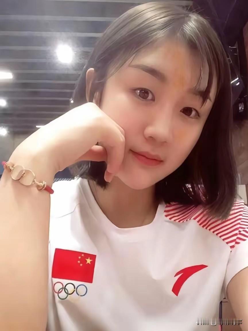 陈梦到现在还没挂出退役两个字。不是她舍不得奥运冠军的身份。也不是她还想占