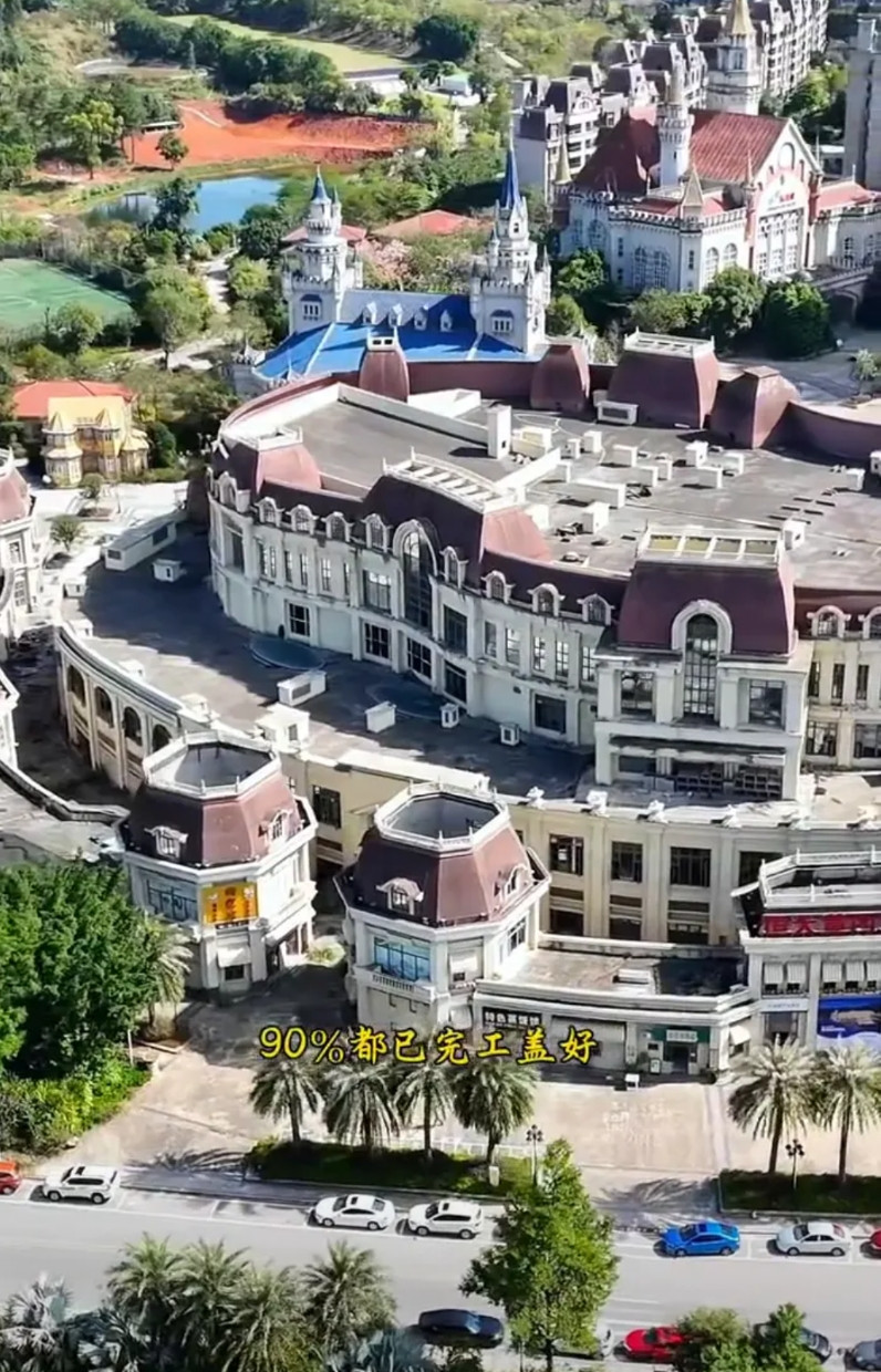 这里就是恒大在广东肇庆投资最大的烂尾楼，占地面积将近8600亩，750栋别墅，2
