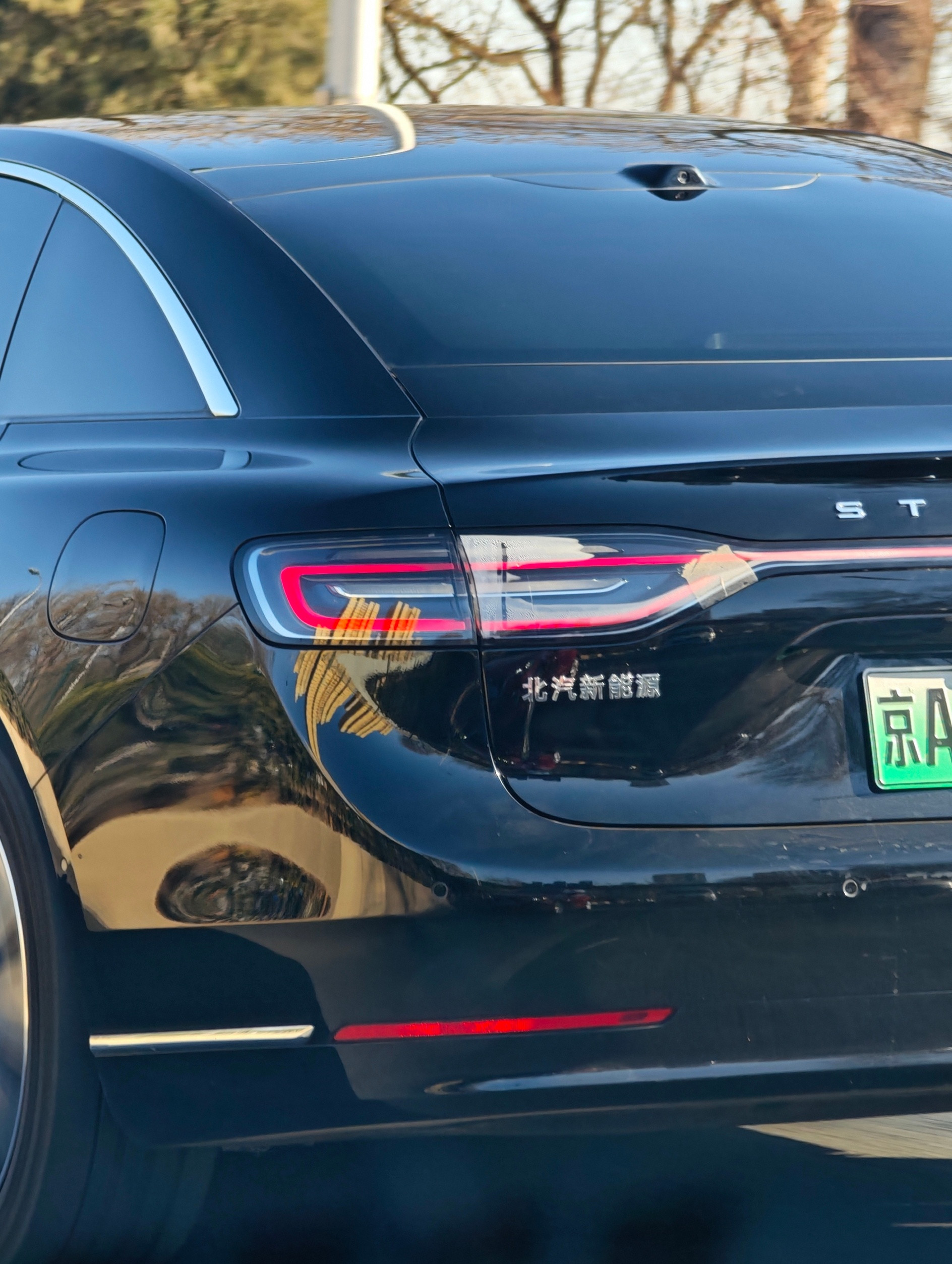 这台北汽新能源的尾灯是有水雾了？咋还用胶带粘了一下