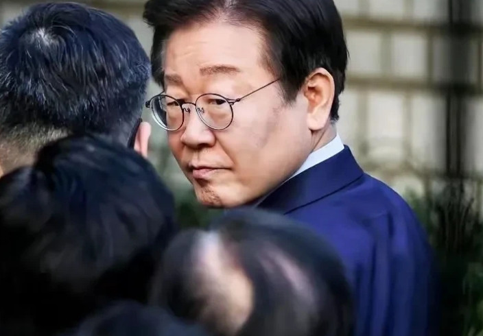 没想到，韩国大选或已无悬念？李在明不想躺赢都难！韩德洙上贼船容易下船难，简直尴尬