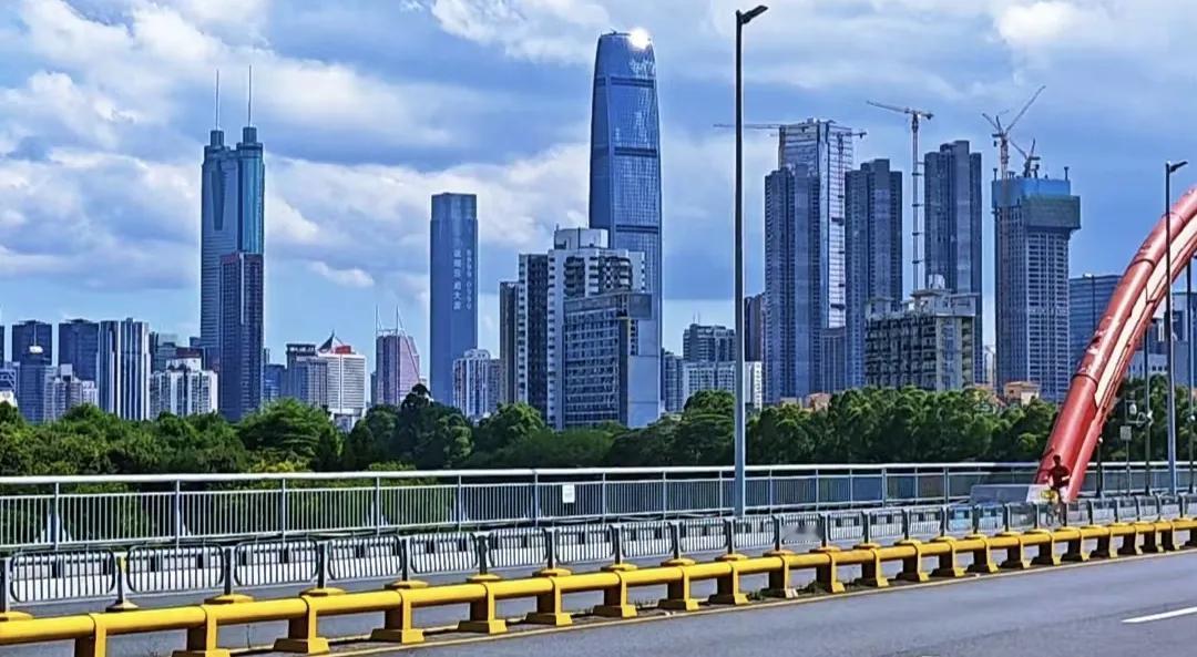 这一组镜头改变了我对深圳市罗湖区呆板陈旧的印象，罗湖区是深圳老城区，但这一组镜头