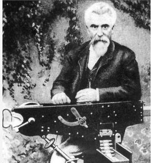 1884年李鸿章去德国访问，德国人给李鸿章推销马克沁机枪。当李鸿章第一次看到这款