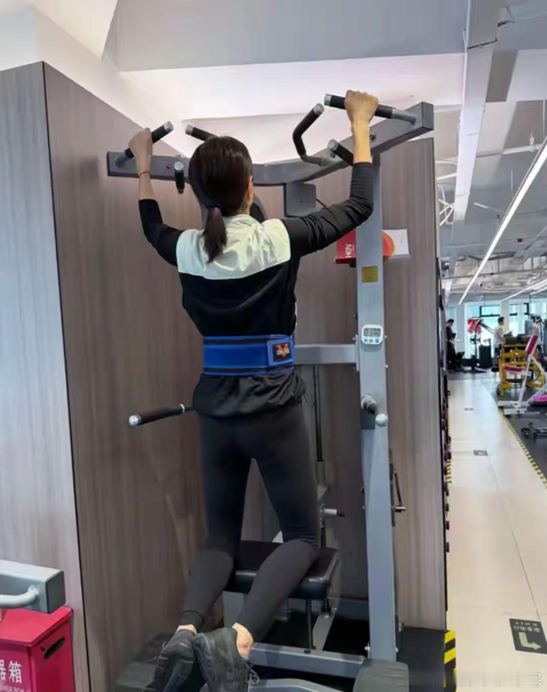 沈佳妮晒健身照朱亚文老婆晒健身照，42岁硬是练成了18岁身材，天鹅练健美，好完