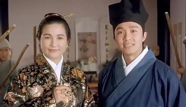 当年，港星陈鸿烈同时爱上了郑佩佩和潘迎紫，郑佩佩得知他一脚踏两船立刻离他而去，陈