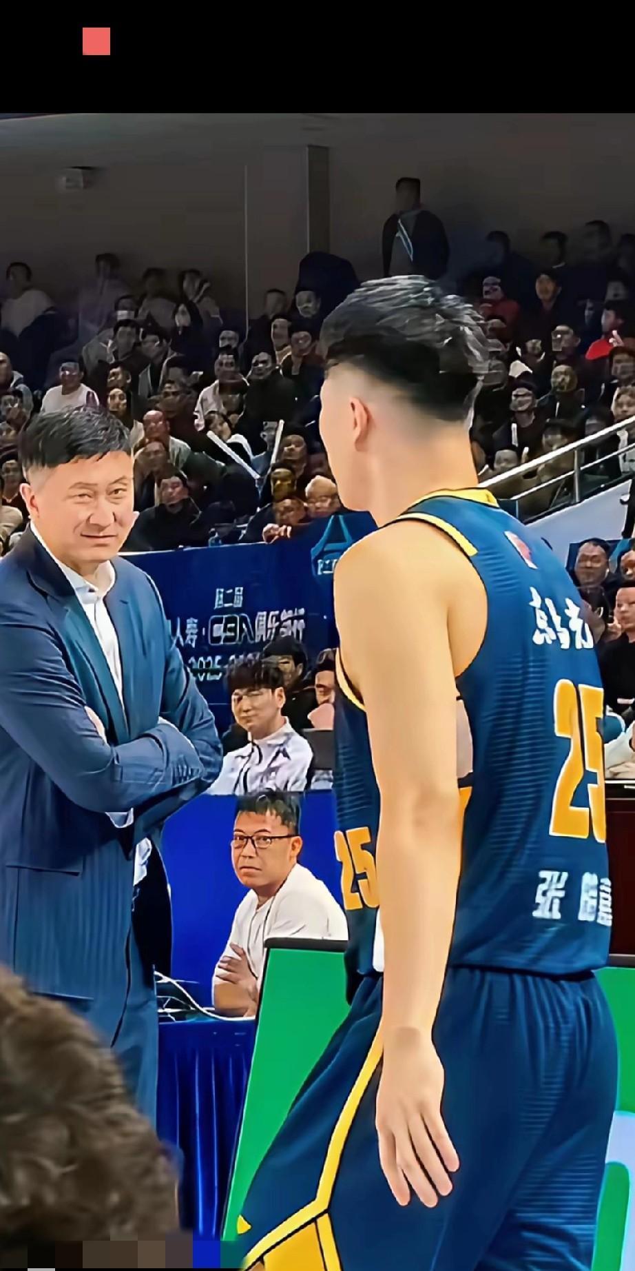 老杜这是又要骂傻，骂走，骂跑一个节奏啊！张浩嘉最近几场球有点打铁，杜峰的目标找到