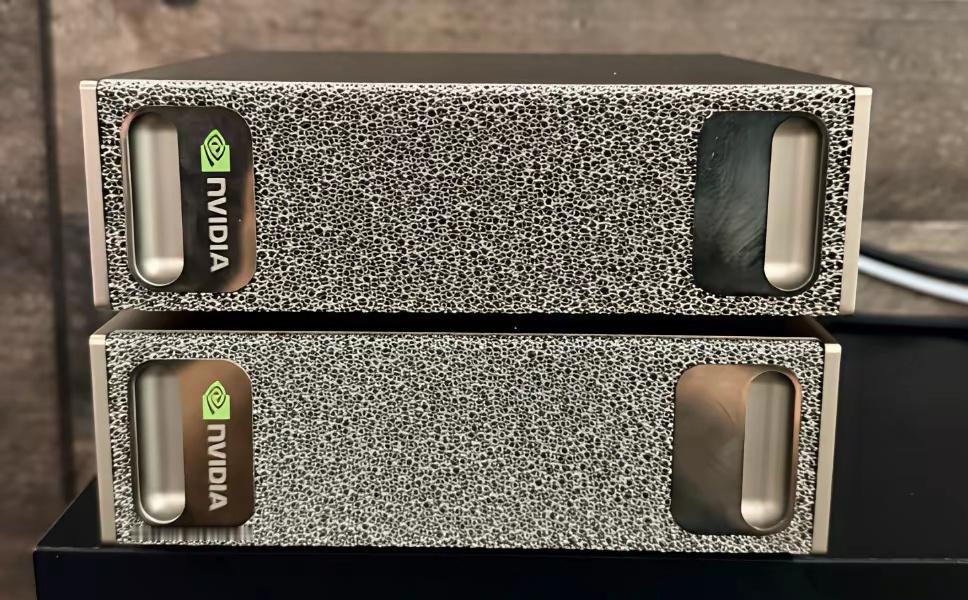 看到朋友在办公室里使用了两台英伟达DGXspark堆叠在一起，总共256GB的