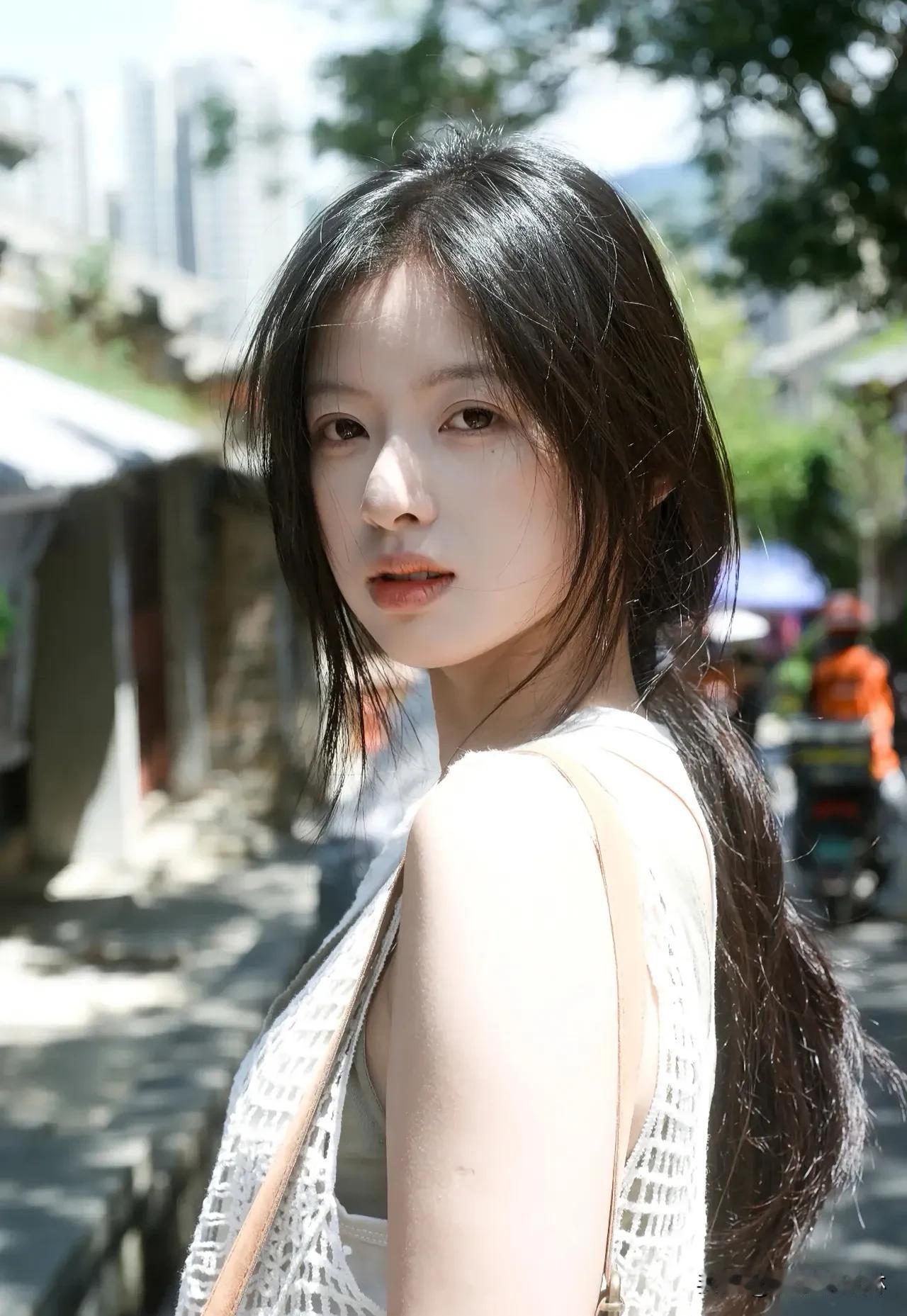 眸如星子，笑似春风。她眼里藏着山海，一个回眸，便点亮了整个日常。