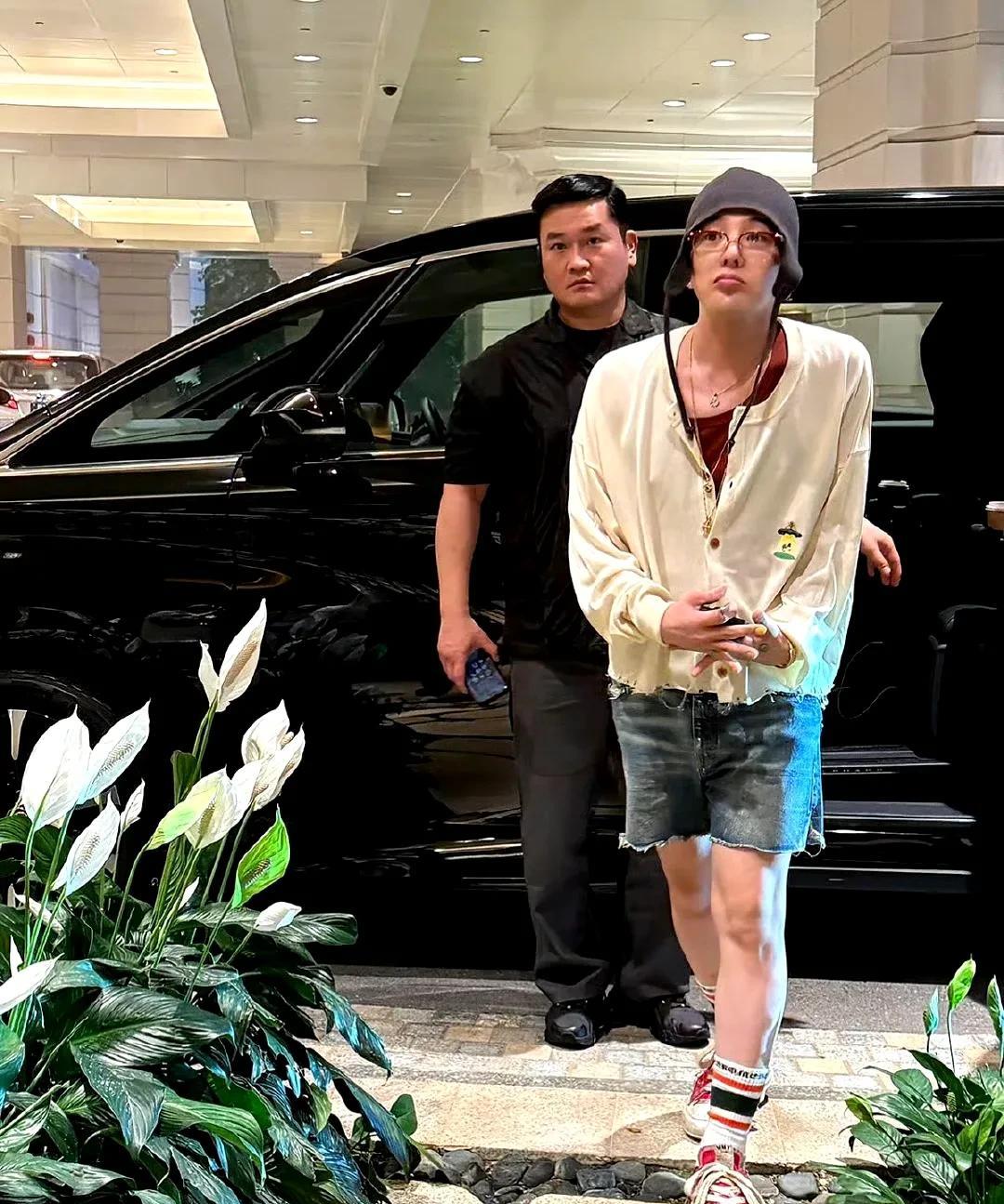 权志龙一个男人为什么总是一副气血不足的样子？说他女里女气，但是他长得很男人，但是