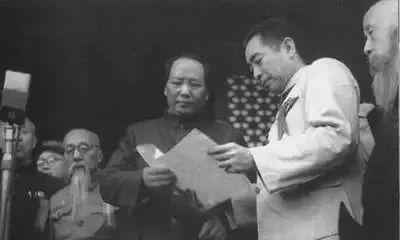 1972年，联合国秘书长瓦尔德海姆访华，中国按部长级规格接待他。当晚他委婉提出请