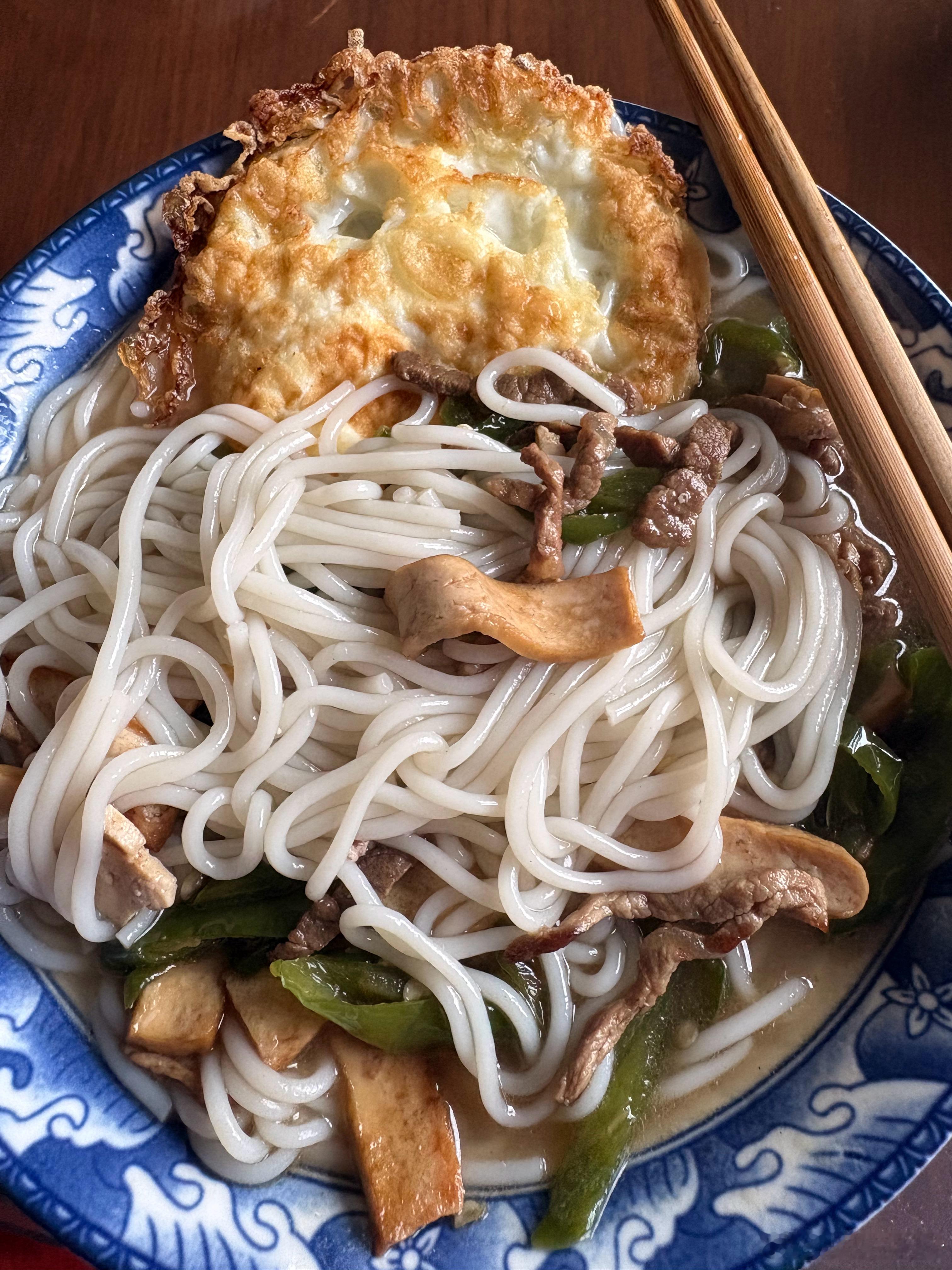 早餐今天在爷爷家，自己动手做的汤粉！太香了，好吃