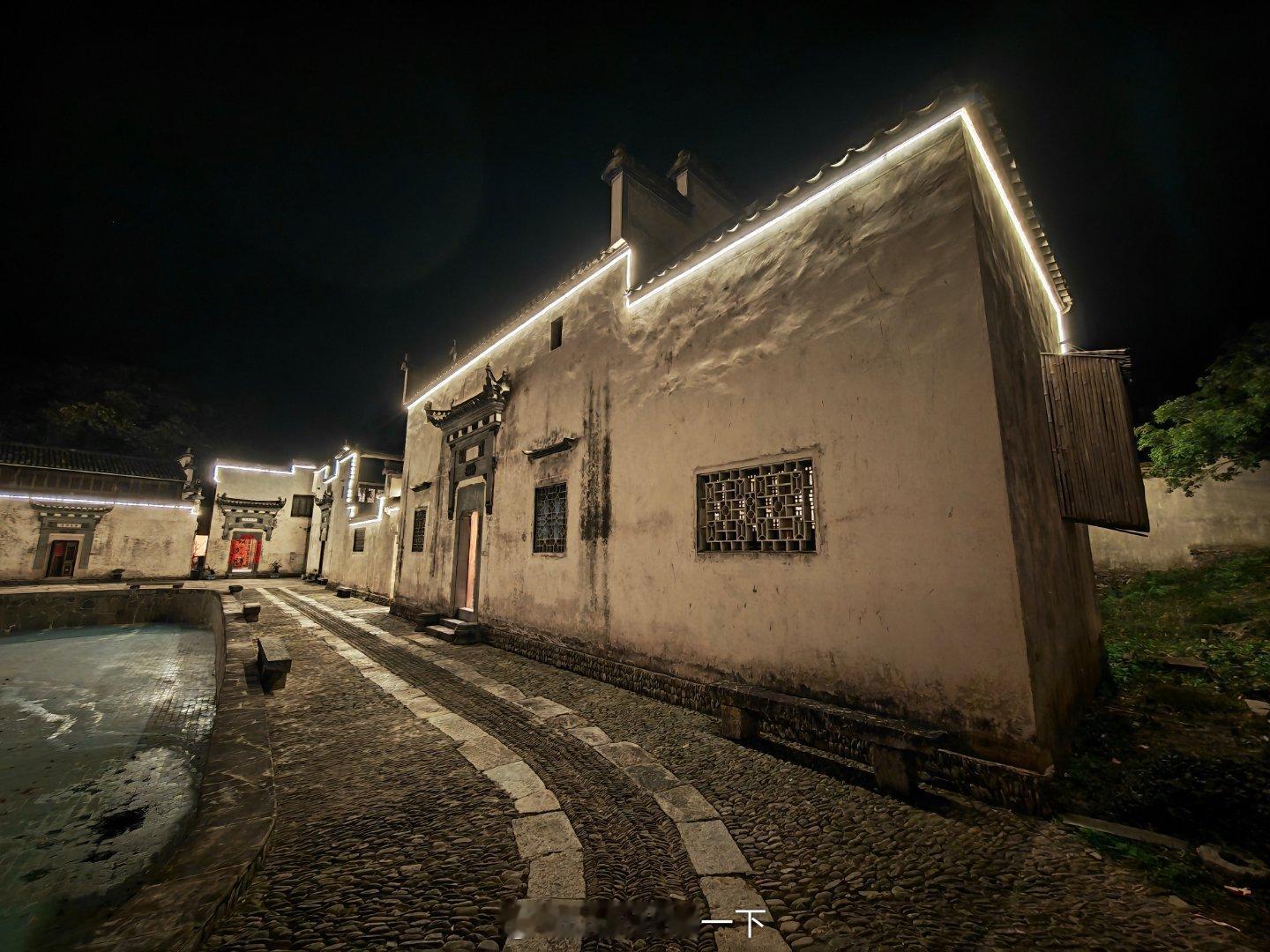 今晚在这样的徽州民宿住，一晚两百多，感谢党感谢国家，在旧社会我们普通人哪有这样的