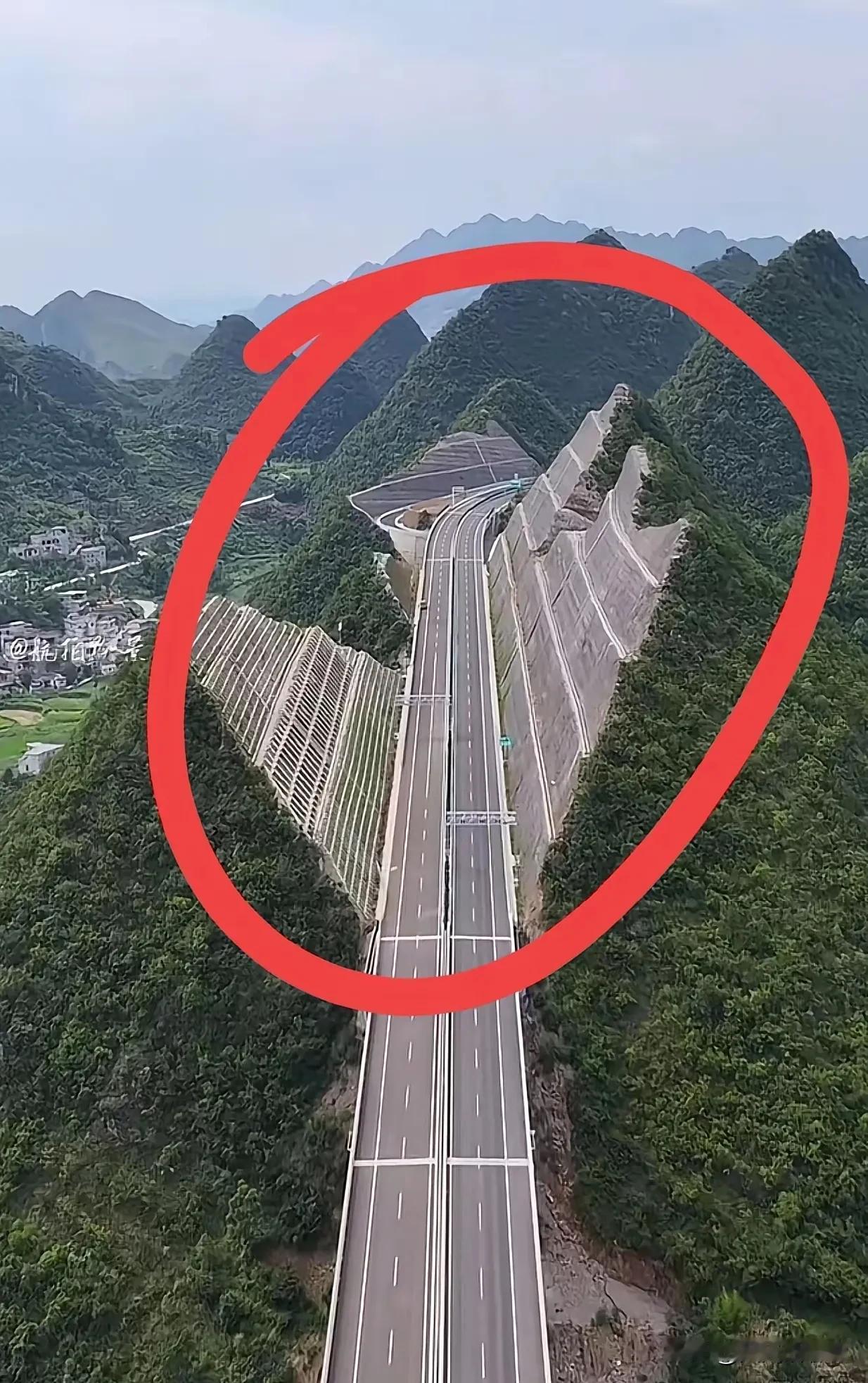 高速公路穿山越岭有多种建法，最常见的一种就是开凿隧道，理由是环保、省钱、安全