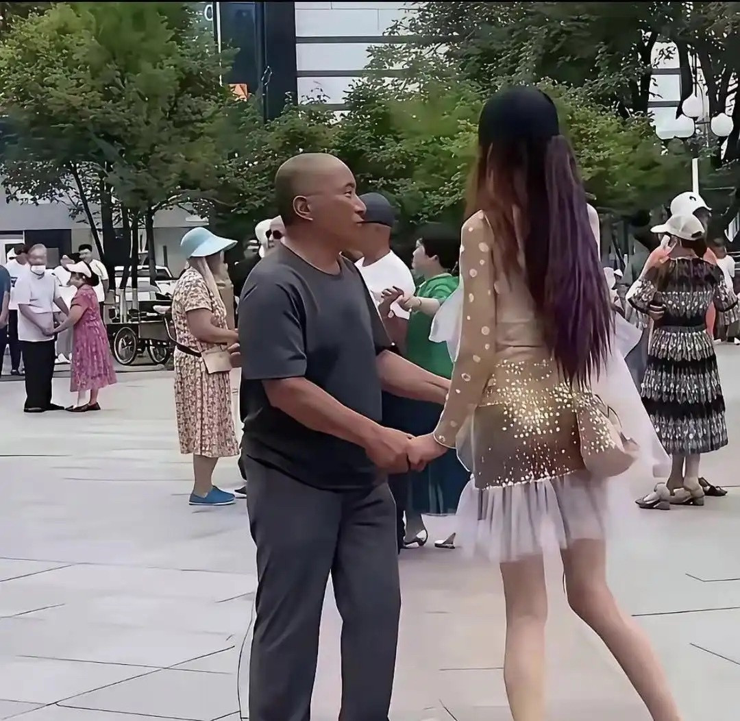 原以为是大叔高攀了，转过头果然格局小了