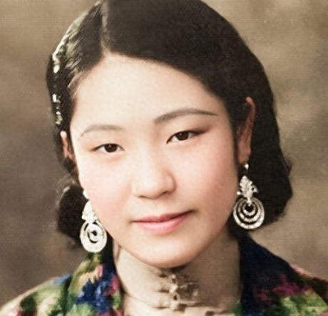 1918年，她因未诞下男丁，被一纸休书扫地出门，连娘家也拒她于门外。再婚后，她却