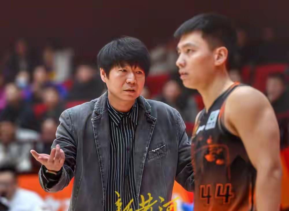 山东男篮下赛季挺让人期待的。邱彪继续当主教练，这是个稳定因素。休赛期高诗岩传闻要