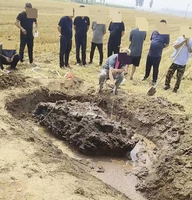 前一天还是好好的庄稼地，一场雷雨过后，河北安平的田里凭空多出一块1.8米的怪
