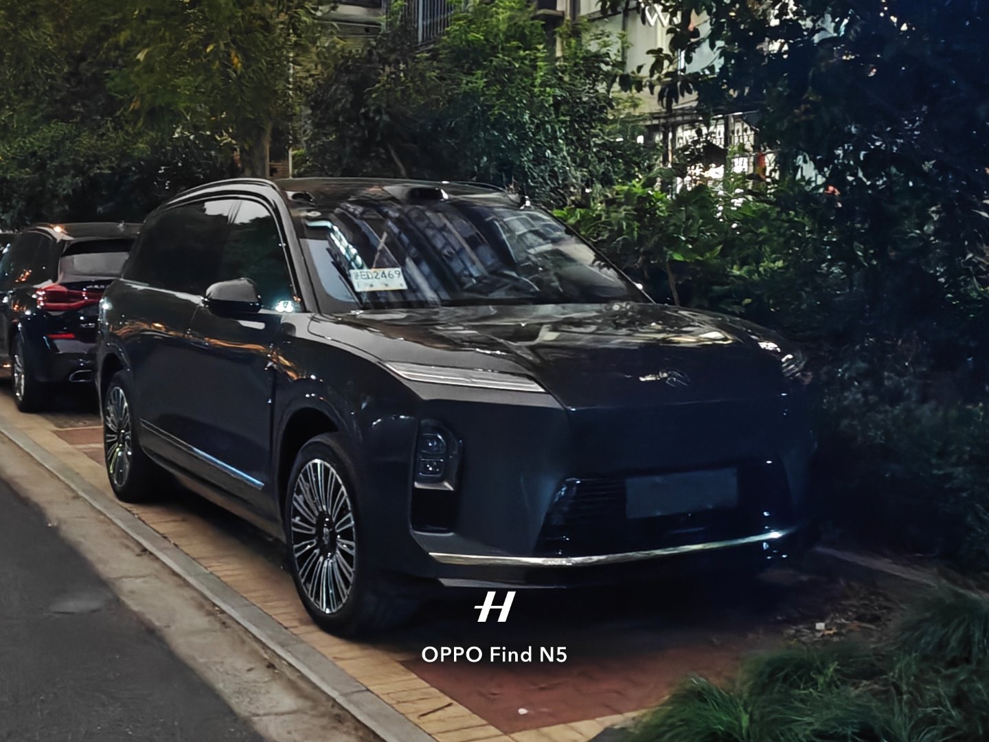 小区里多了一台新ES8嘛我就问一句，大家是把这车当做30万的车买，还是40万的车