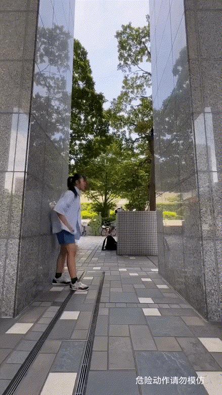 女生展示蹬墙横跳蹬，这么光滑的墙面徒手就上去了？网友：我只在游戏里见过！