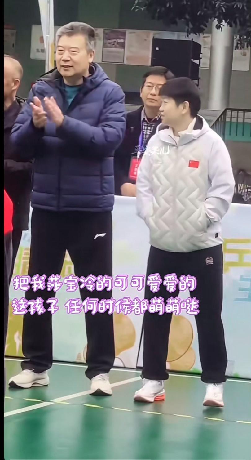 宝宝的小内八，站在那里左右摇晃，跟个小企鹅似的，好可爱，把莎莎冻坏了，活动完跑着