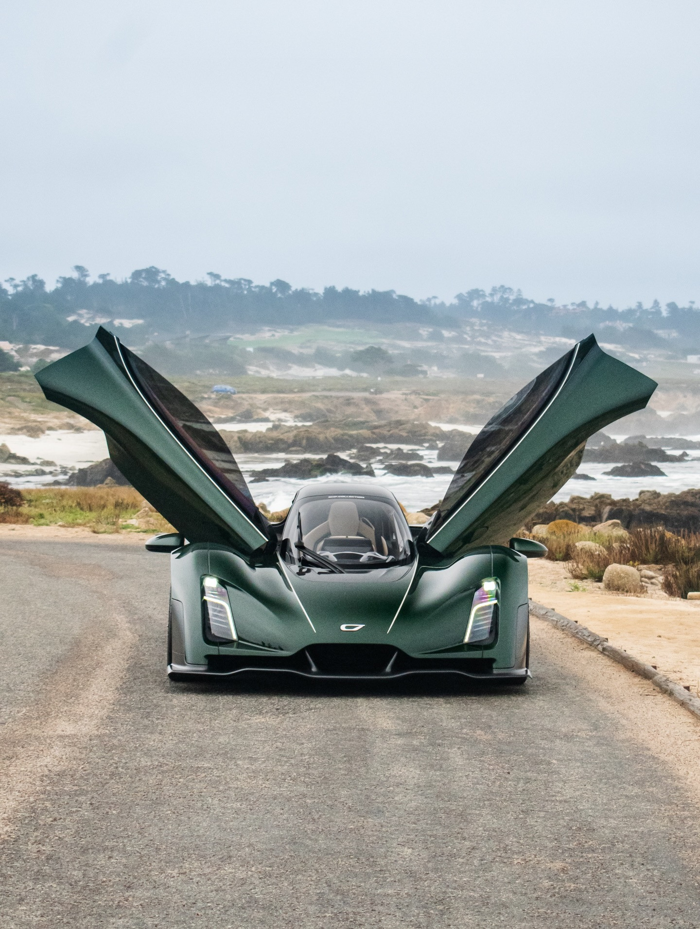 这台非常特别的双座跑车张开翅膀是不是挺抽象啊？甩着长袖子…你认识这车吗？