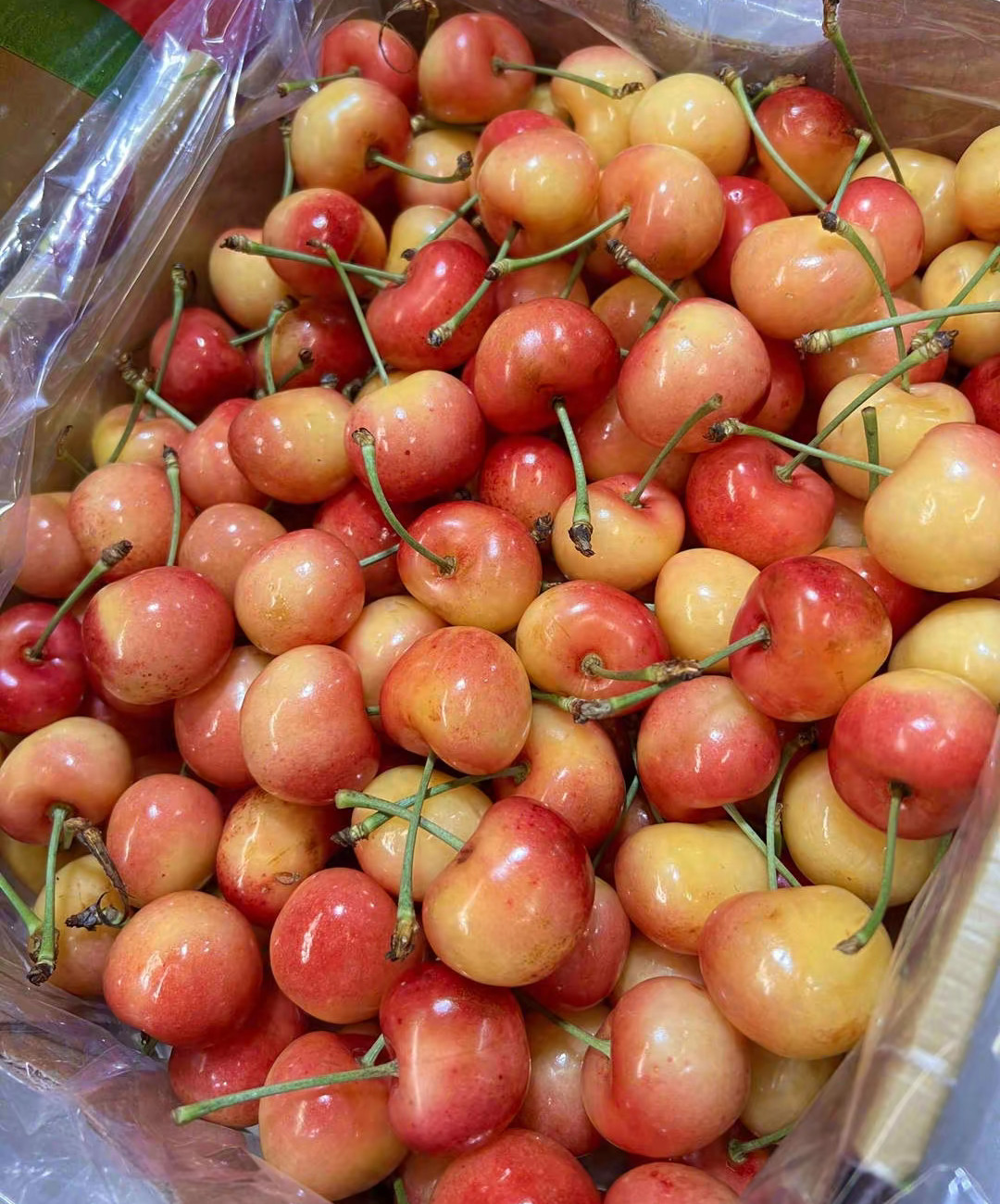 一超市金车厘子一箱2800元坐过飞机的车厘子当然贵了，这可是樱桃里的“爱马仕”！