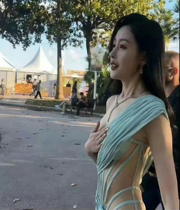 这件衣服有一点赘肉都驾驭不了，张天爱瘦成这样都一直在吸腹​​​