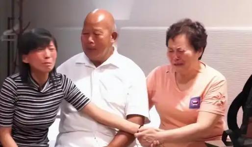 上海交大女博士患上肝癌中晚期，急需80万元进行肝移植救治。曾任副教授的丈夫从日本