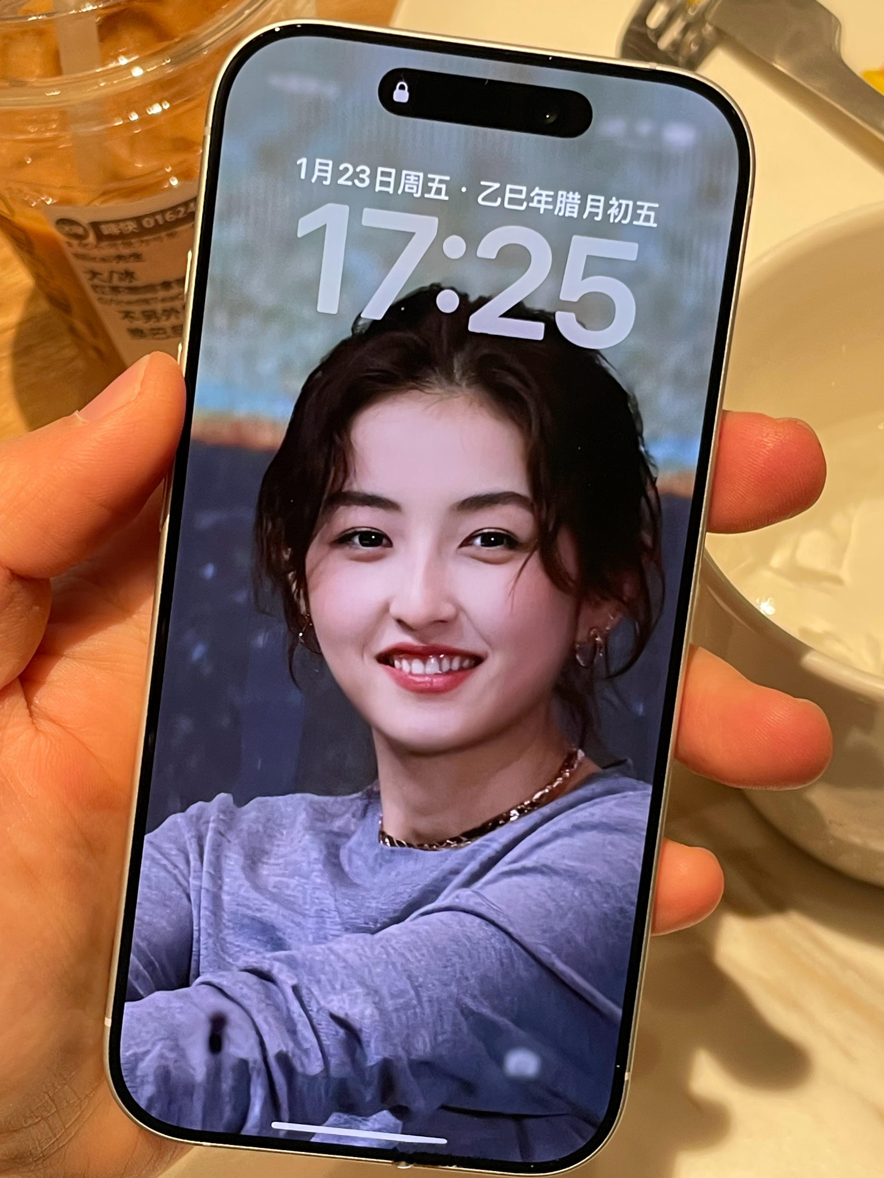 大彬子真幸福，知名演员张子枫每天对着大彬子笑😊