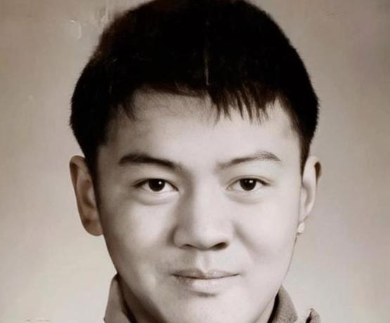 1979年，知青戴建国不顾家人反对，迎娶一个傻姑娘为妻。新婚夜，戴建国哭着解开她