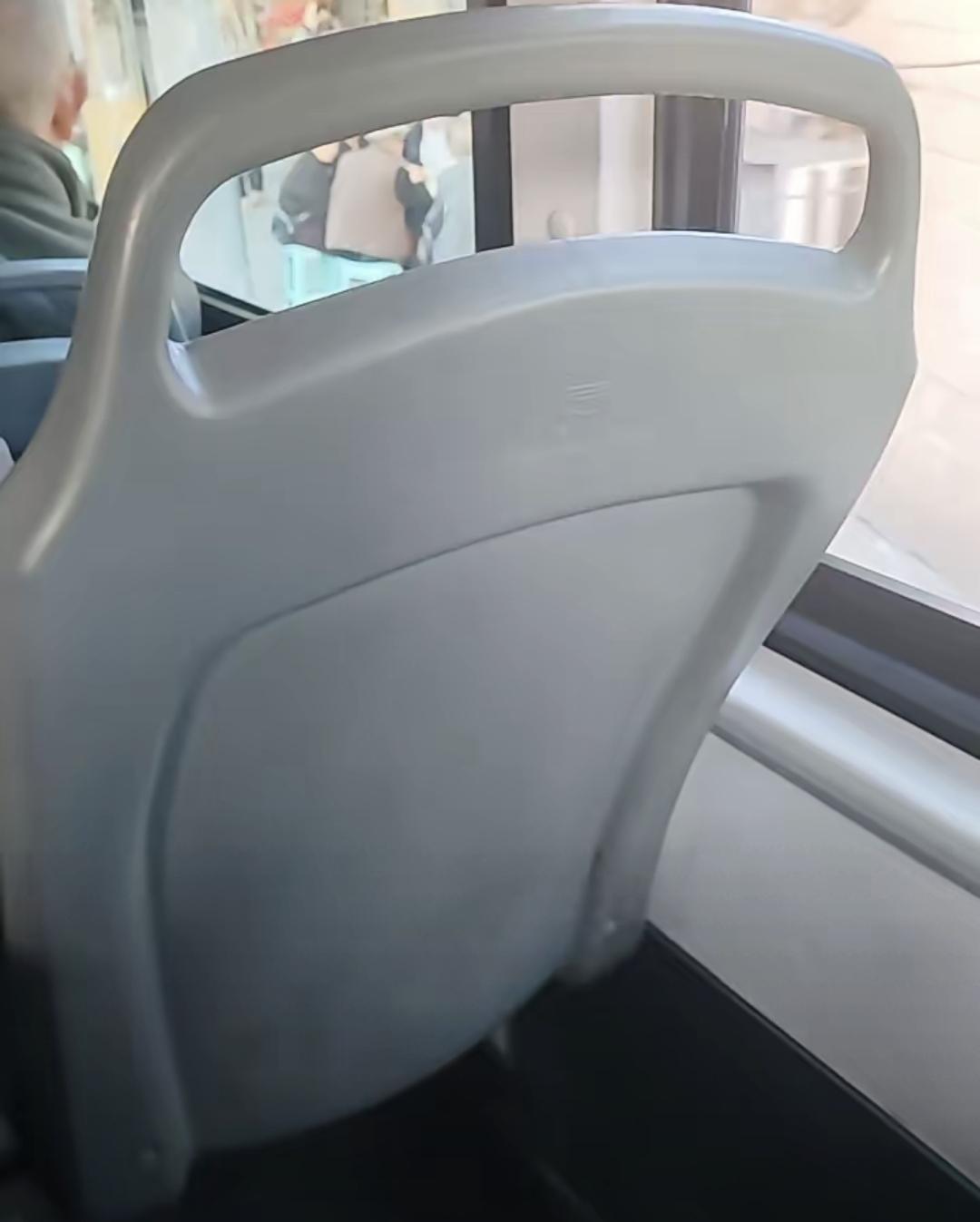 我朋友上个月真从领班转了店长，签完合同15000。不是运气好，是面试时被问“昨晚