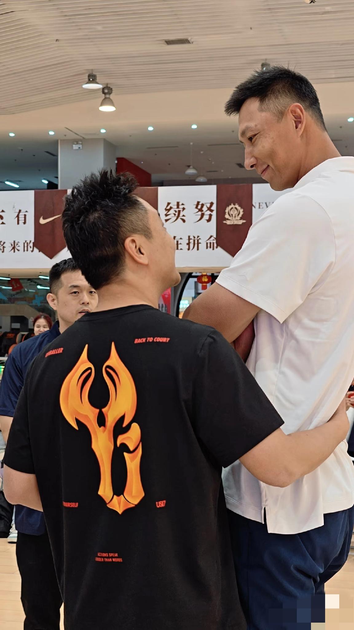 易建联落寞了，无论坐着还是站着，都是低着头！3月18日，易建联罕见露面参加活