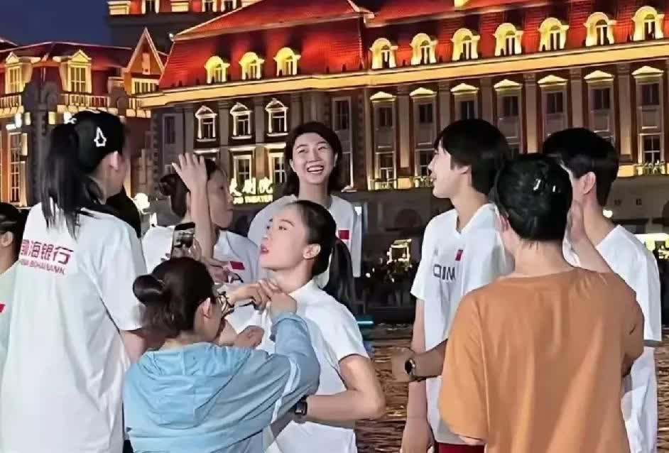 久未蒙面的李盈莹终于出来了和袁心玥一起在拍天津女排的宣传片！李队长正背对