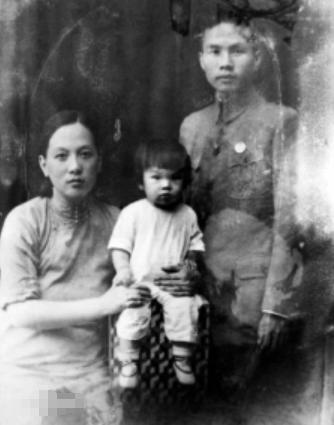1948年，周镐忽然凭空消失，妻子以为他去了台湾，却不知道丈夫早在1949年就已