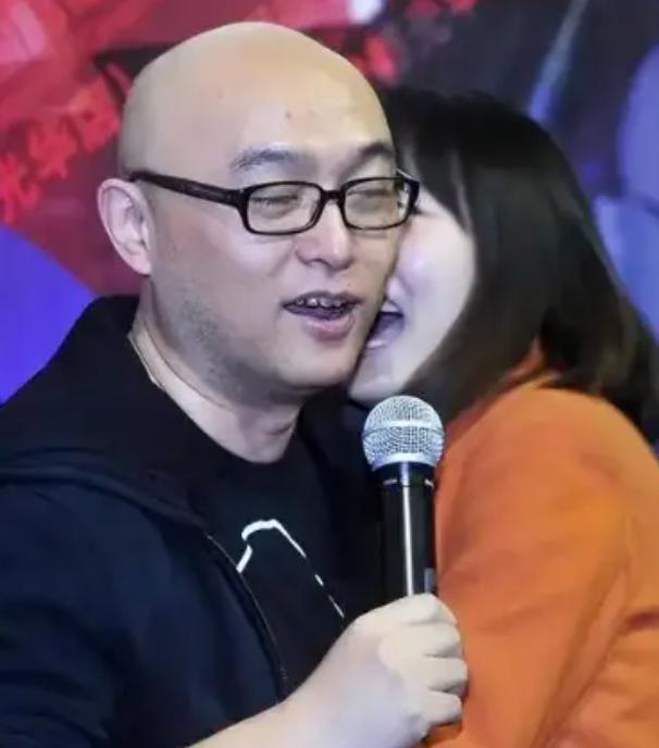 孟非走红之后，发现妻子偷看自己的手机，还装成漫不经心的样子，问他的收入，孟非立刻