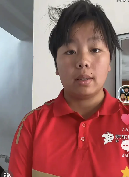 江苏独自抚养弟弟妹妹的05年女孩火遍全网，有人问她说：考虑过结婚这个问题吗？她回