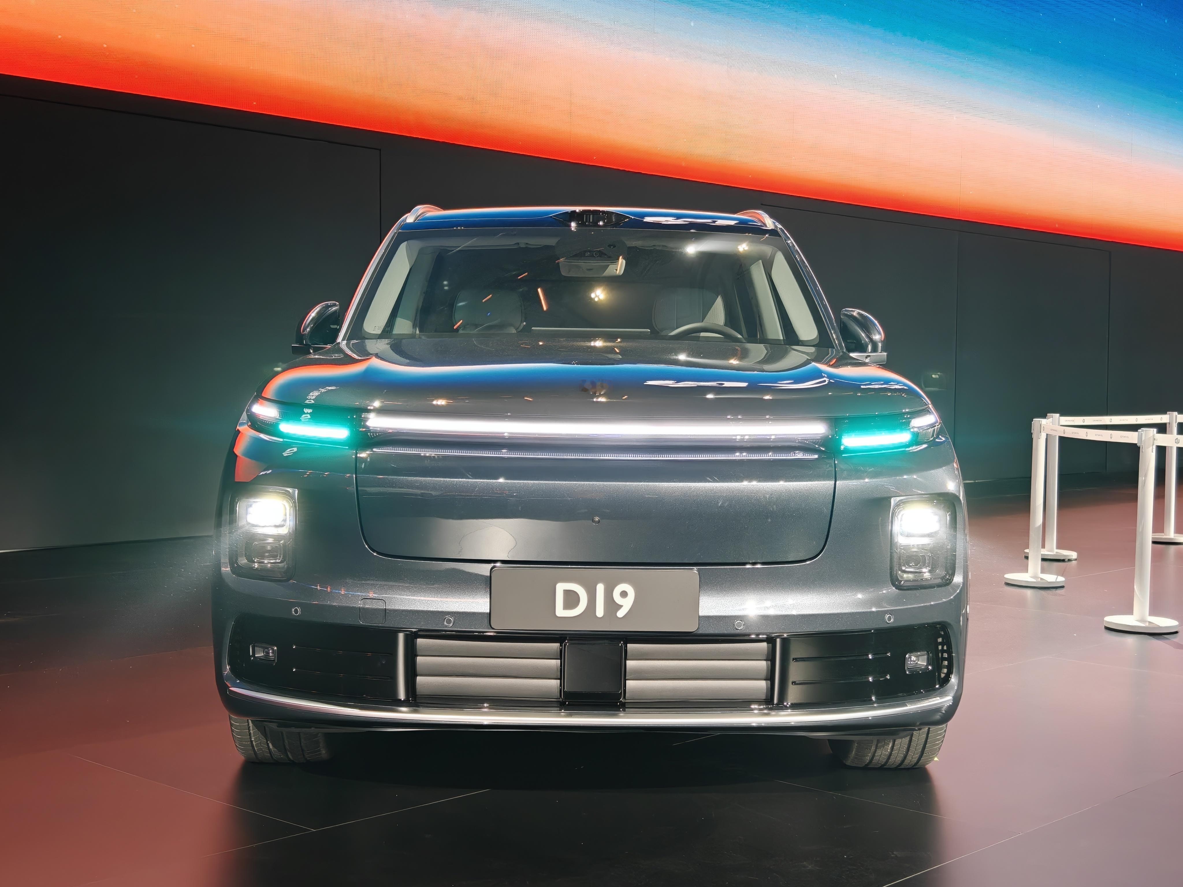 零跑D19前备箱开口，有请鉴赏，手机忘记拍里面开关了，有点不好找。