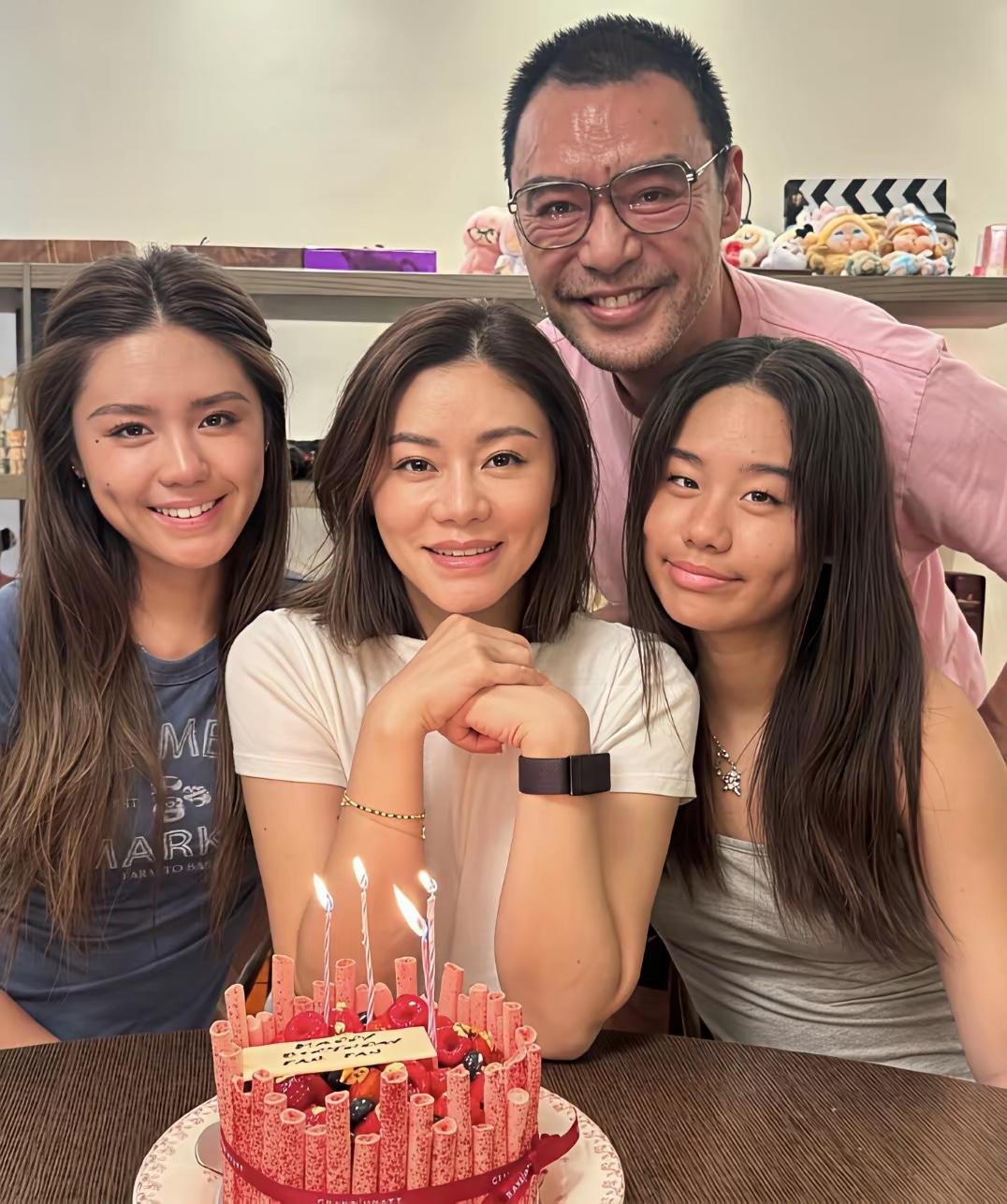 近日，钟镇涛为老婆范姜庆54岁生日，两个女儿坐在妈妈左右，一家四口开心合影，好温