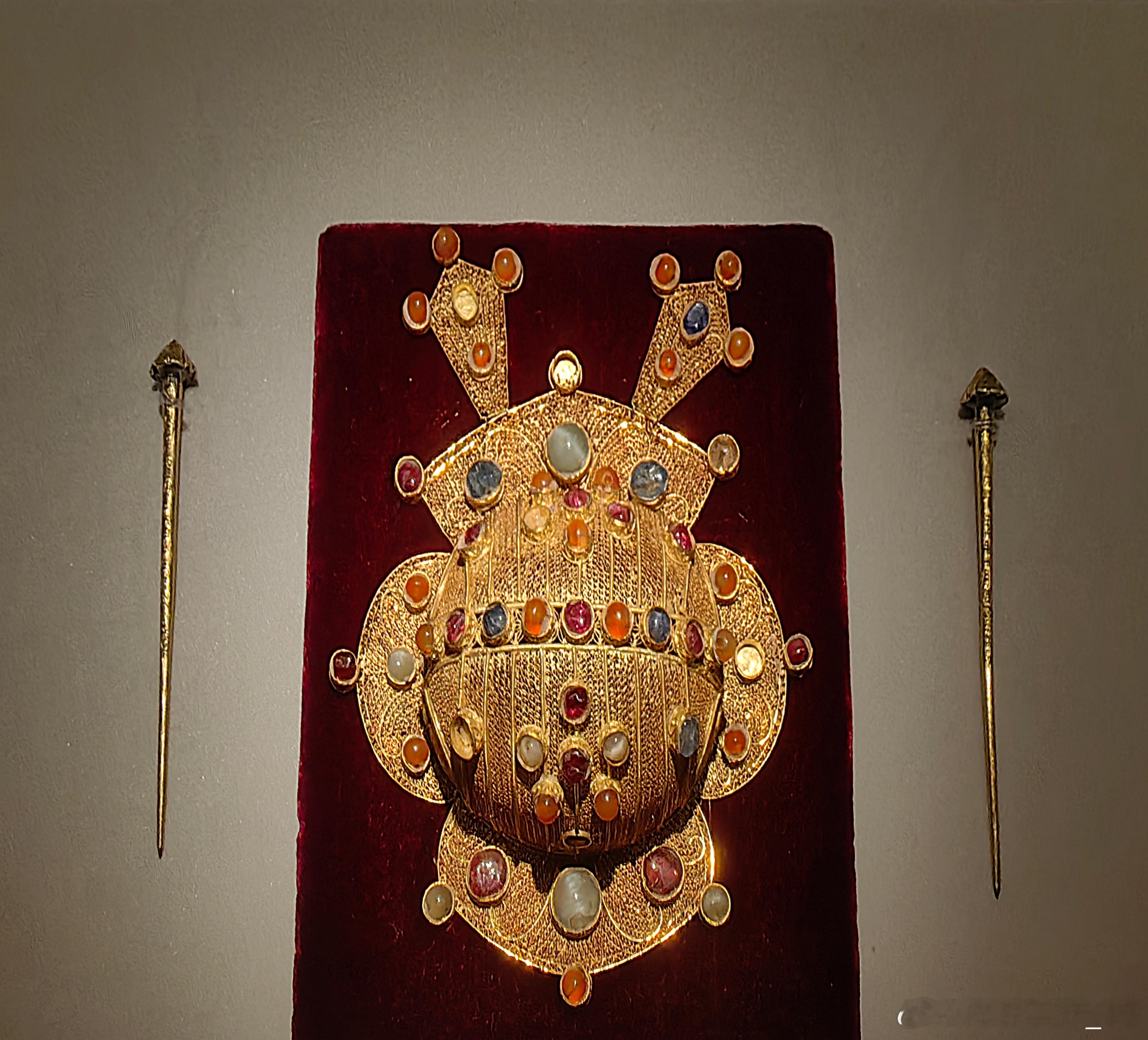 镶宝石金冠明嘉靖二十六年（公元1547年）国家博物馆藏1958年出土于江西南城明