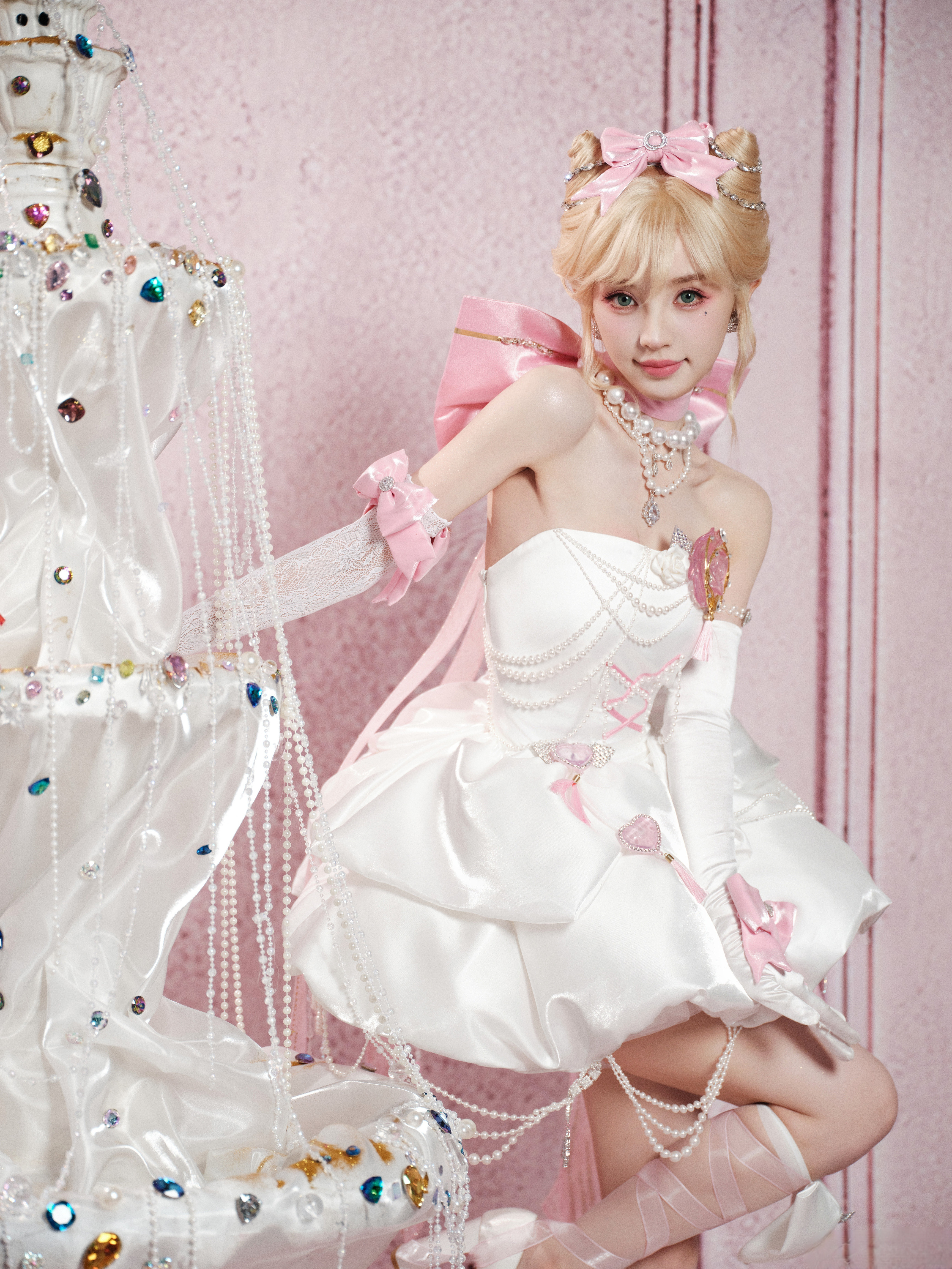 张凌赫田曦薇从见面到合作用了386天田曦薇小田同学金发小野猫白色裹胸短裙白