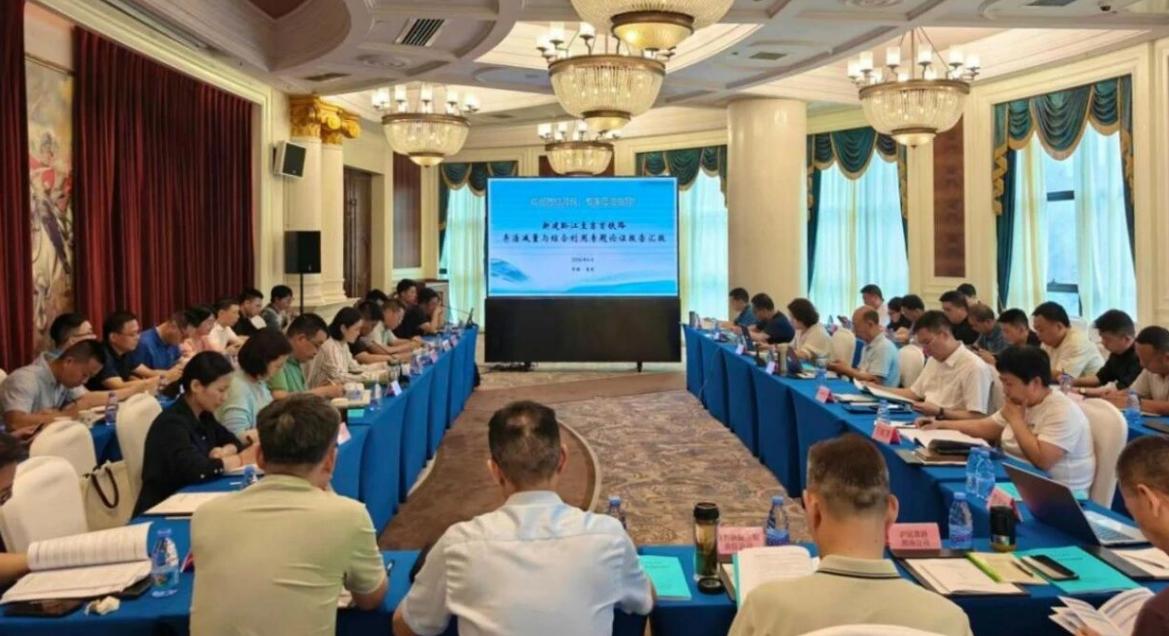 近日，重铁集团拉着湖南铁投在重庆开了个会，专门审黔江至吉首高铁的水土保持方案——